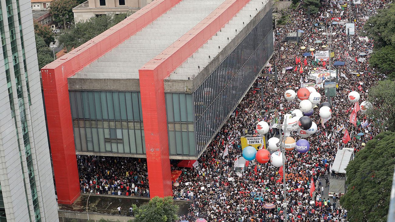  Los manifestantes participan en un paro general en Sao Paulo, Brasil. La huelga fue convocada por los sindicatos para protestar por una reforma de las pensiones que se discute en el Congreso.