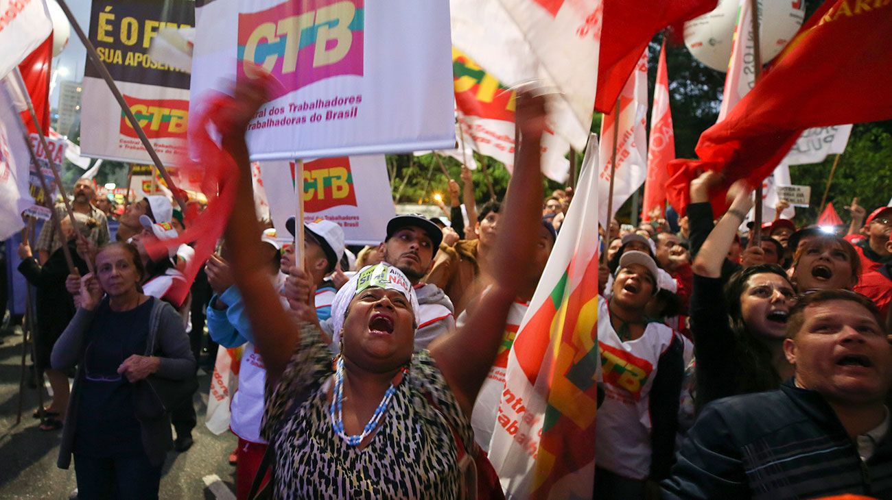  Los manifestantes participan en un paro general en Sao Paulo, Brasil. La huelga fue convocada por los sindicatos para protestar por una reforma de las pensiones que se discute en el Congreso.