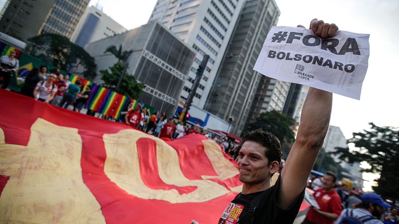  Los manifestantes participan en un paro general en Sao Paulo, Brasil. La huelga fue convocada por los sindicatos para protestar por una reforma de las pensiones que se discute en el Congreso.