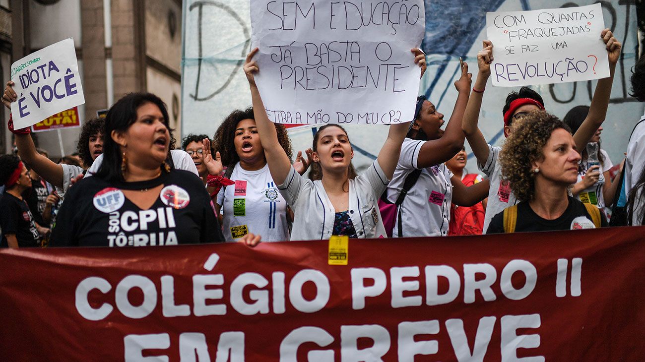  Los manifestantes participan en un paro general en Sao Paulo, Brasil. La huelga fue convocada por los sindicatos para protestar por una reforma de las pensiones que se discute en el Congreso.