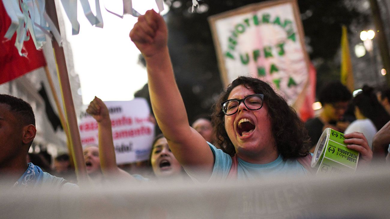  Los manifestantes participan en un paro general en Sao Paulo, Brasil. La huelga fue convocada por los sindicatos para protestar por una reforma de las pensiones que se discute en el Congreso.