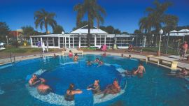 Las termas de Villa Elisa combinan agua con verde: uno abre las ventanas del bungalow y solo ve árboles o la planicie pampeana.