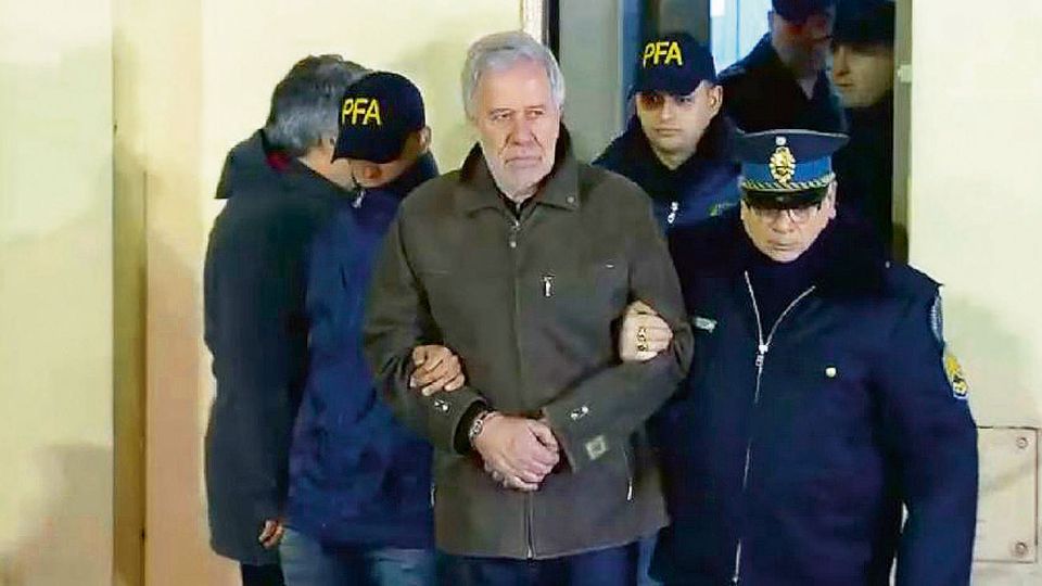 Ferreyra. Al ser apresado, al inicio del megaescándalo. Fue de los pocos que no se taparon el rostro.