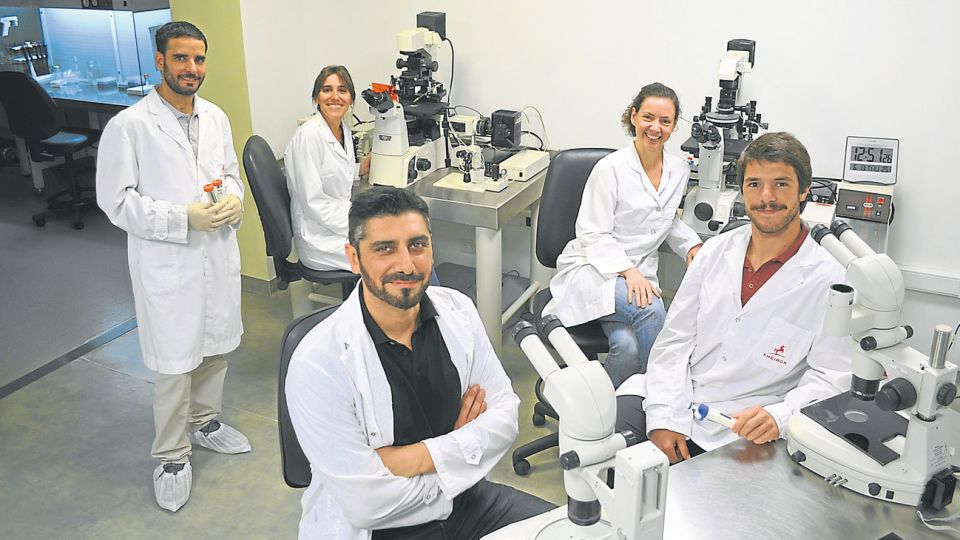 Expertos. Gabriel Vichera, director científico y cofundador de Kheiron Biotech, junto a su equipo.