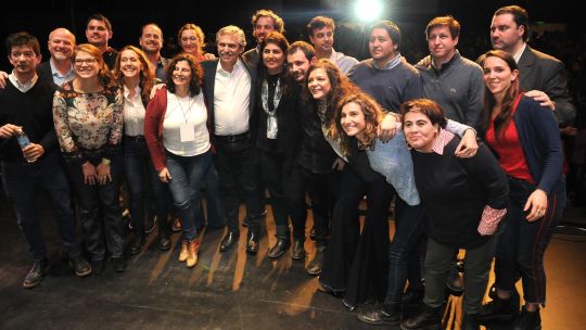 AYER. Alberto con Ana Castellani, Delfina Rossi, Fernando Peirano, Cecilia Gómez Miranda, entre otros. Vanoli, ex titular del BCRA.