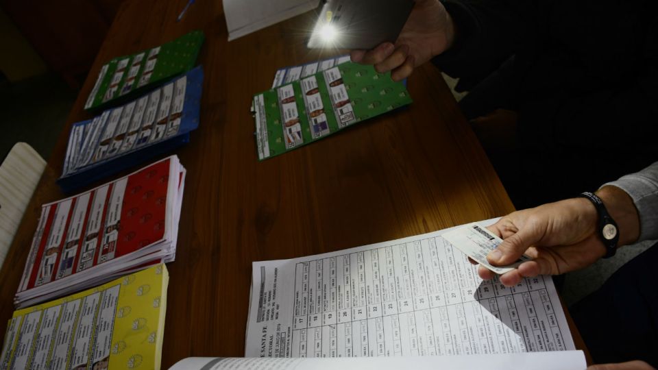 En una jornada atípica por el apagón de luz que afecta a todo el país, las mesas de votación trabajaron sin luz.