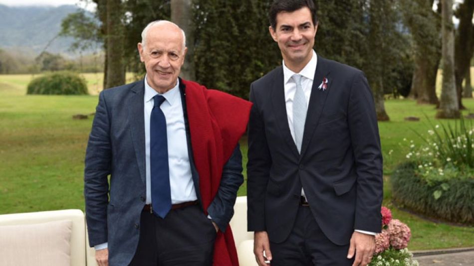 En plena campaña, Urtubey le puso un poncho a Lavagna