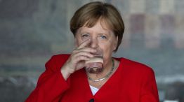 Angela Merkel dijo que se había deshidratado y que al beber tres vasos de agua se le pasó.