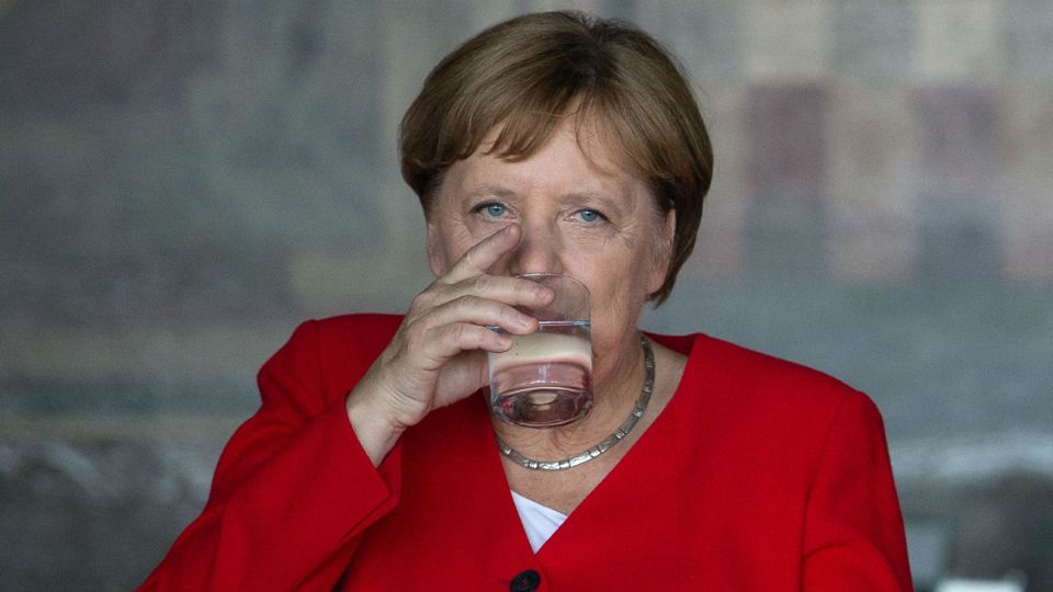 Angela Merkel dijo que se había deshidratado y que al beber tres vasos de agua se le pasó.