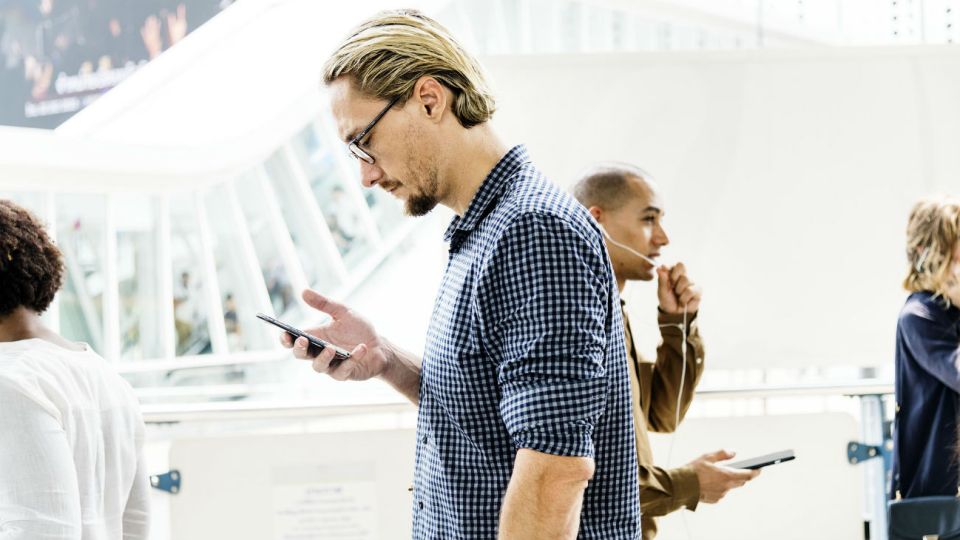Las personas pasan entre dos y cuatro horas por día con la cabeza inclinada hacia el celular.