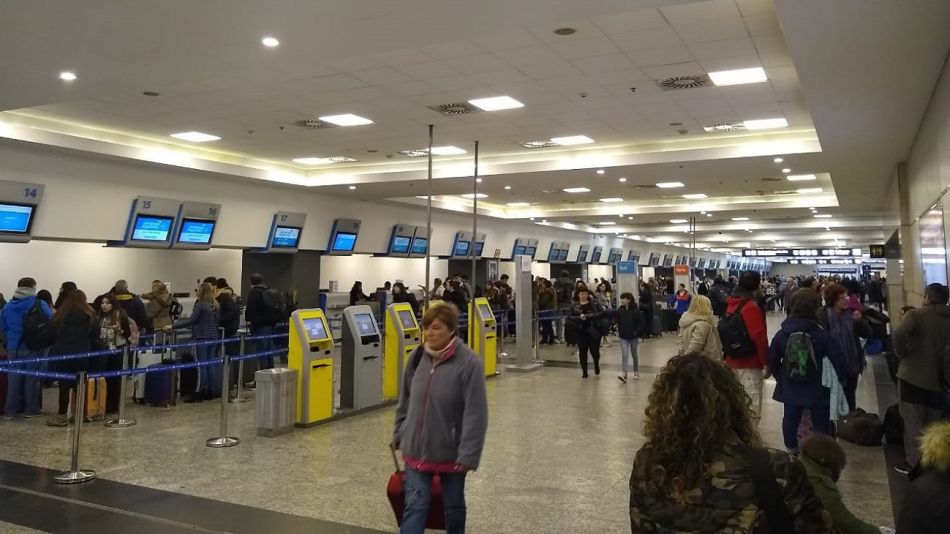 Demoras por medida de fuerza de controladores aéreos en aeroparque y Ezeiza.
