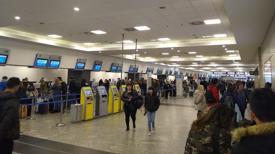 Demoras por medida de fuerza de controladores aéreos en aeroparque y Ezeiza.