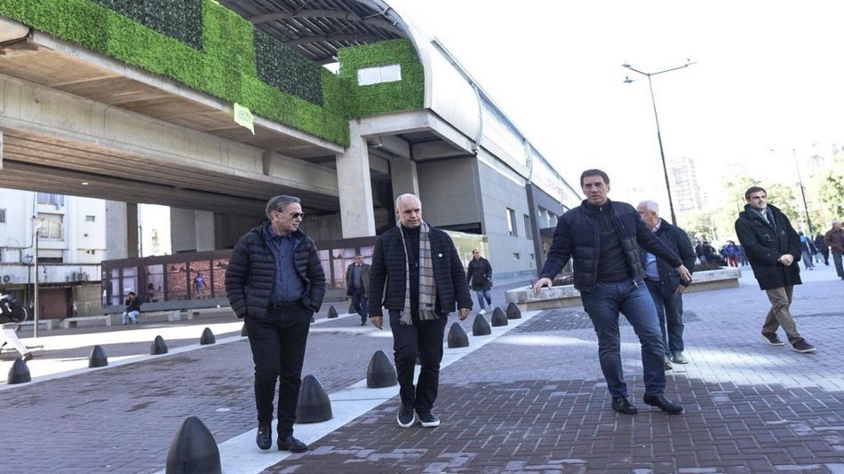 El nuevo look de Miguel Ángel Pichetto con Horacio Rodríguez Larreta y Diego Santilli.