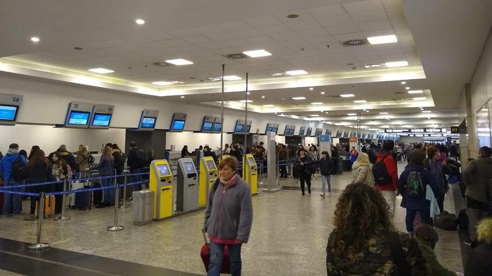 Demoras por medida de fuerza de controladores aéreos en aeroparque y Ezeiza.