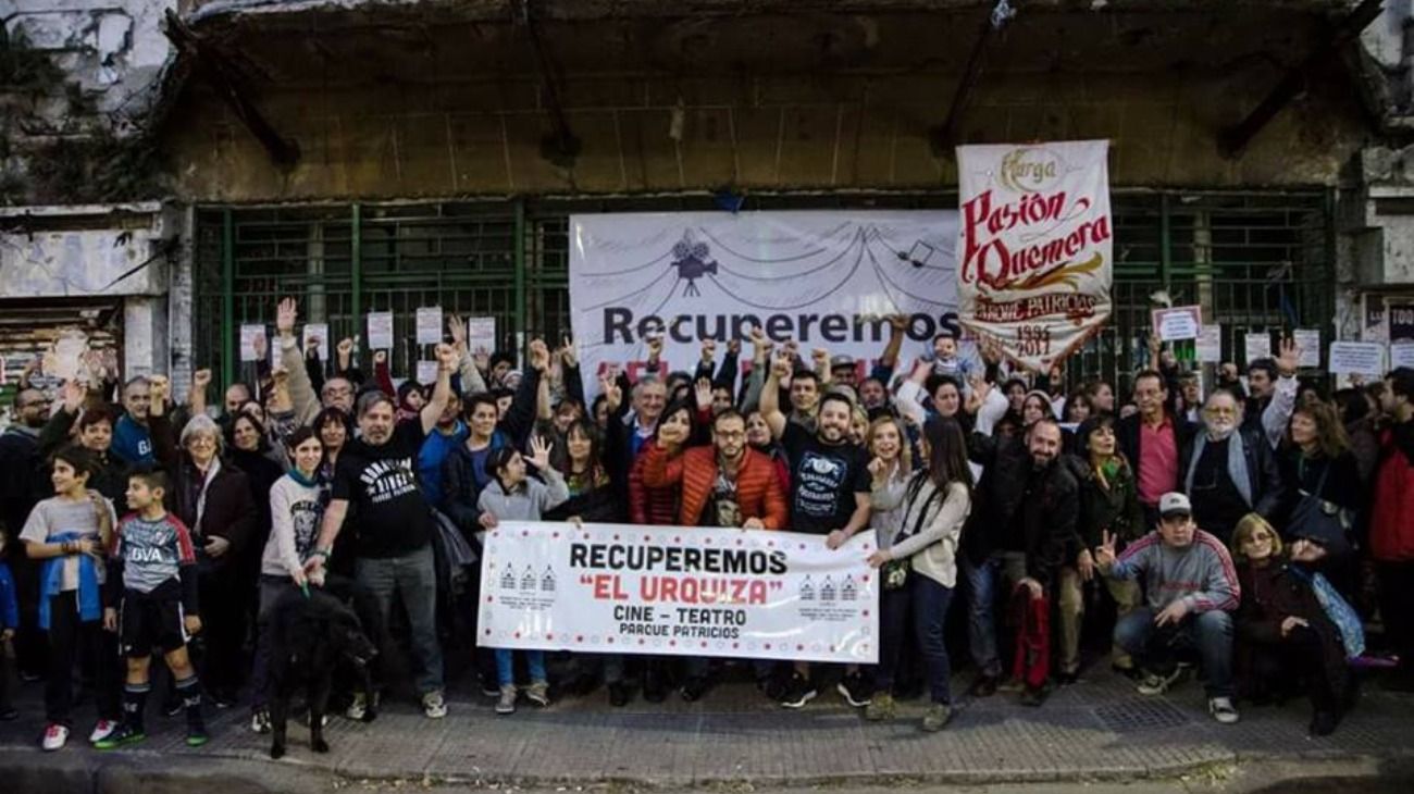 Vecinos de Parque Patricios, concentrados en la Asamblea en Defensa del Cine Teatro Urquiza, pelearon durante años para lograr que el espacio, ubicado en la avenida Caseros 2826 e inaugurado en 1921, no sea tirado abajo.