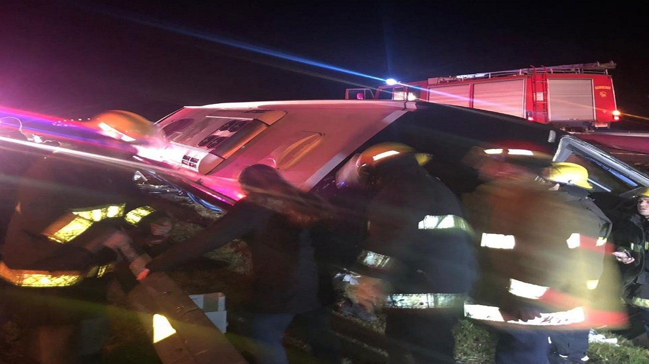 El micro que volcó transportaba a 45 chicos de un instituto de baile de La Plata.