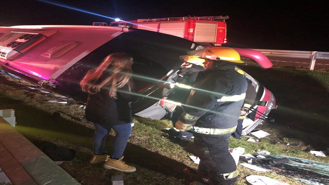 El micro que volcó transportaba a 45 chicos de un instituto de baile de La Plata.