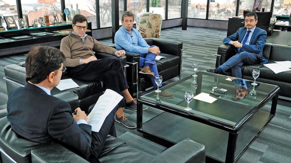 Los periodistas Fernando Ruiz, Martín Becerra y José Crettaz, en la entrevista con Fontevecchia.