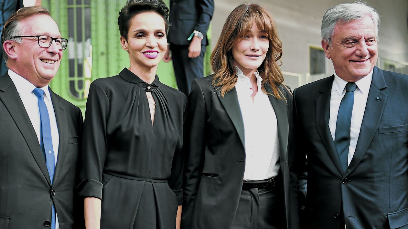 PLATEA. Las ex modelos Farida Khelfa y Carla Bruni, entre las invitadas especiales.