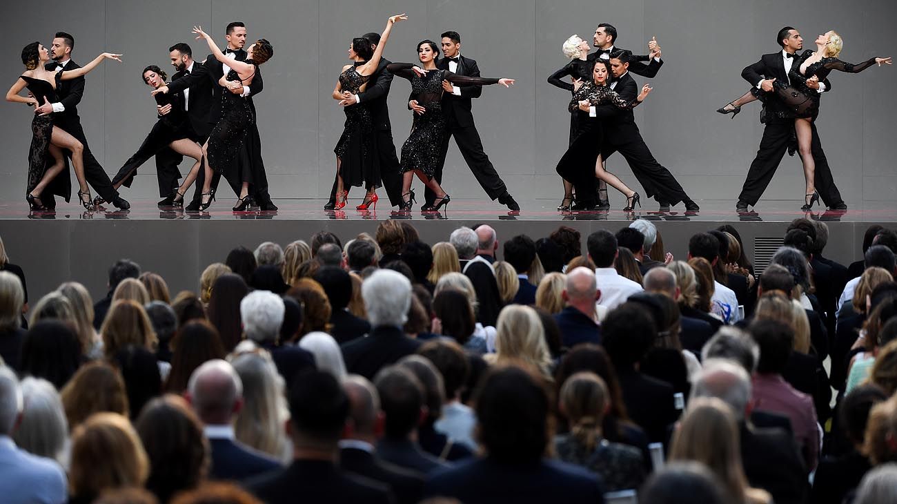 HOMENAJE. Bailarines de tango en escena.