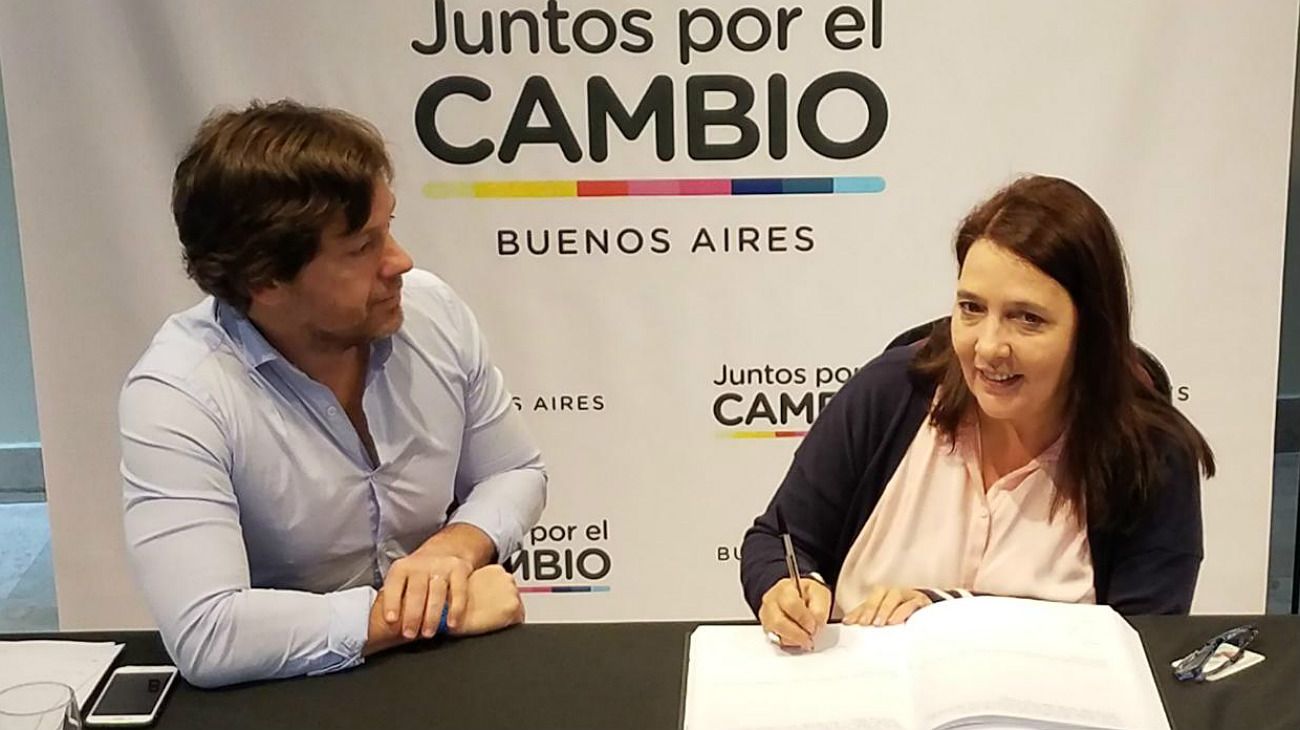 María Luján Rey, firmando su candidatura por el oficialismo.