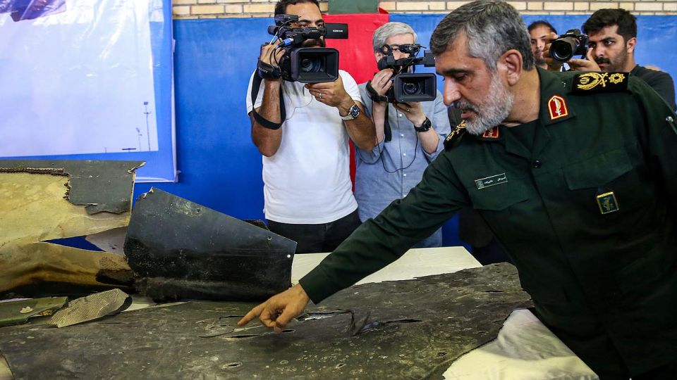 El presidente Trump reveló su decisión en una serie de tuits. Un dron similar al derribado. Un general iraní muestra lo que serían los restos y el Pentágono divulgó la explosión.