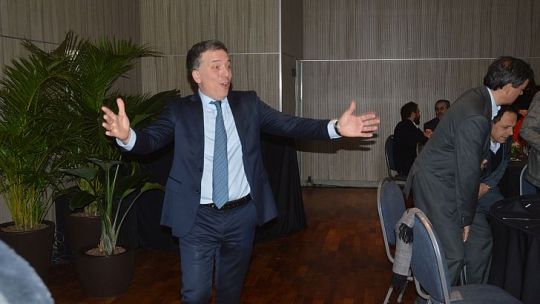 COMO EN CASA. El ministro, sorprendido por el recibimiento en la Bolsa.