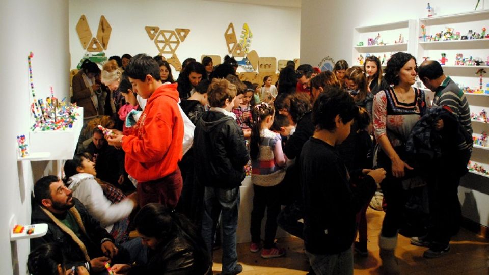 NIÑOS EN EL MUSEO. En ediciones anteriores, la convocatoria atrajo masivamente al público infantil, acompañado de padres y adultos.