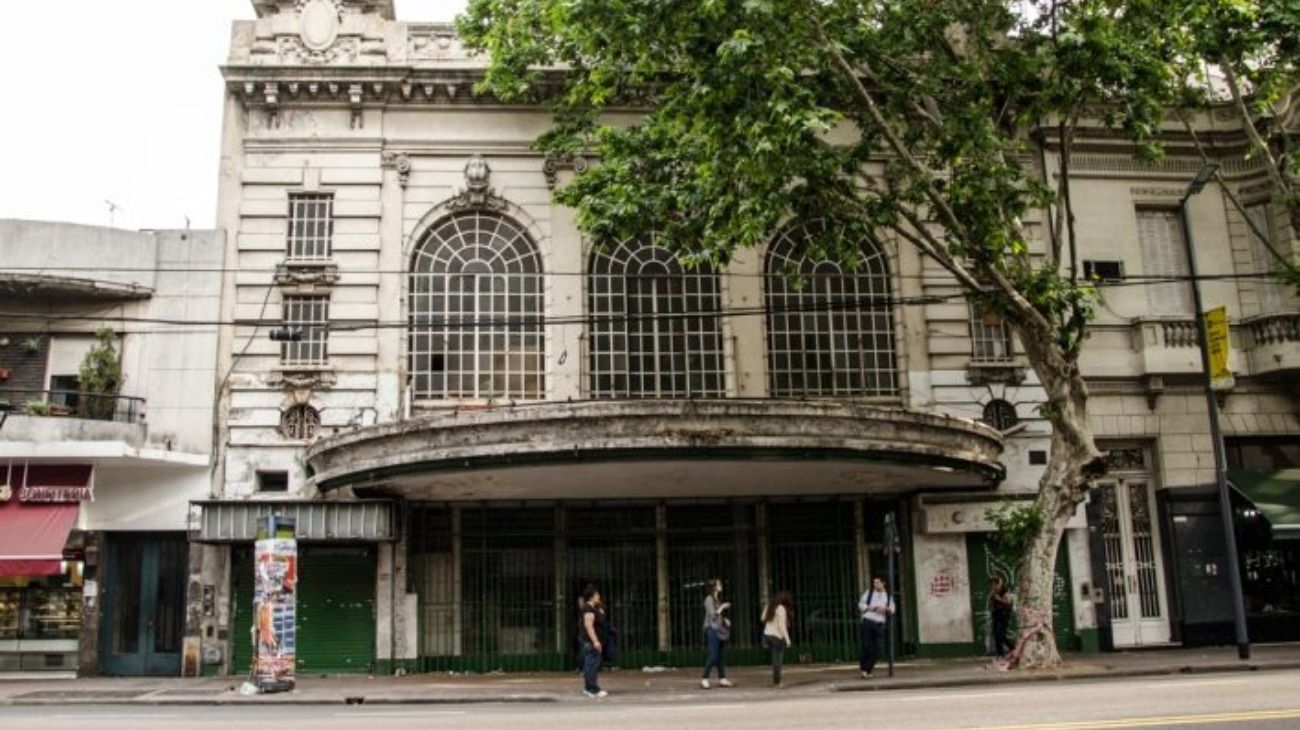 Fachada del Cine Teatro Urquiza en Parque Patricios. 