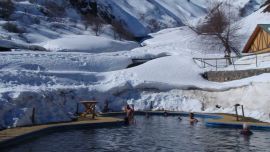 Después de un día de esquí, no hay nada mejor que zambullirse en aguas volcánicas a 37 °C.