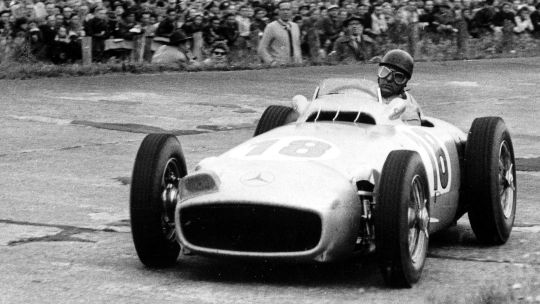 Juan Manuel Fangio, ganador del GP de Alemania de 1954 con un Mercedes-Benz W 196 R.