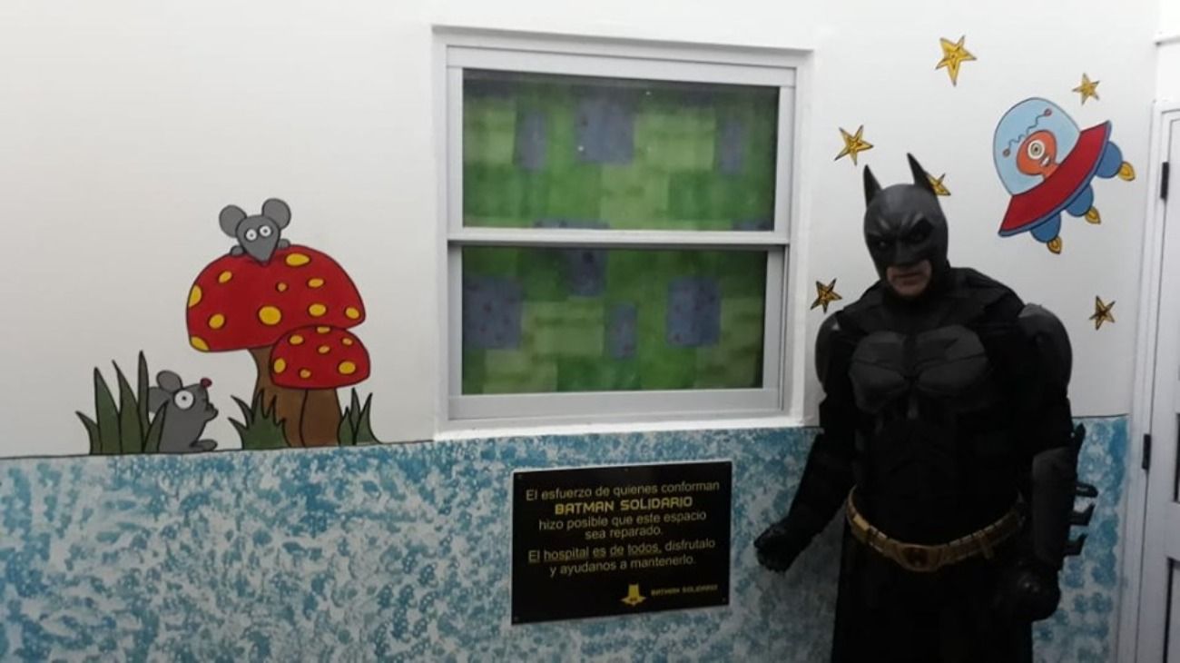 El Batman Solidario de La Plata realiza su misión en el Hospital de Niños desde el 2 de abril de 2013, fecha en la que la capital provincial vivió una de las mayores inundaciones de las que se tiene registro. 