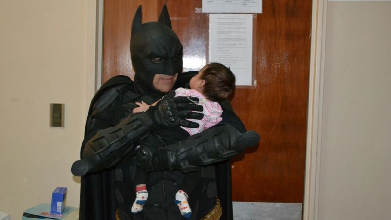 El Batman Solidario de La Plata realiza su misión en el Hospital de Niños desde el 2 de abril de 2013, fecha en la que la capital provincial vivió una de las mayores inundaciones de las que se tiene registro. 