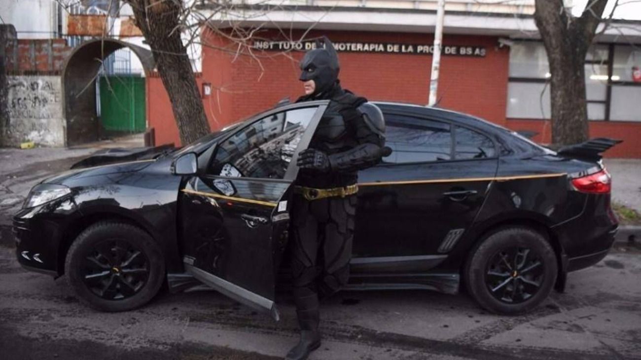 El Batman Solidario de La Plata realiza su misión en el Hospital de Niños desde el 2 de abril de 2013, fecha en la que la capital provincial vivió una de las mayores inundaciones de las que se tiene registro. 