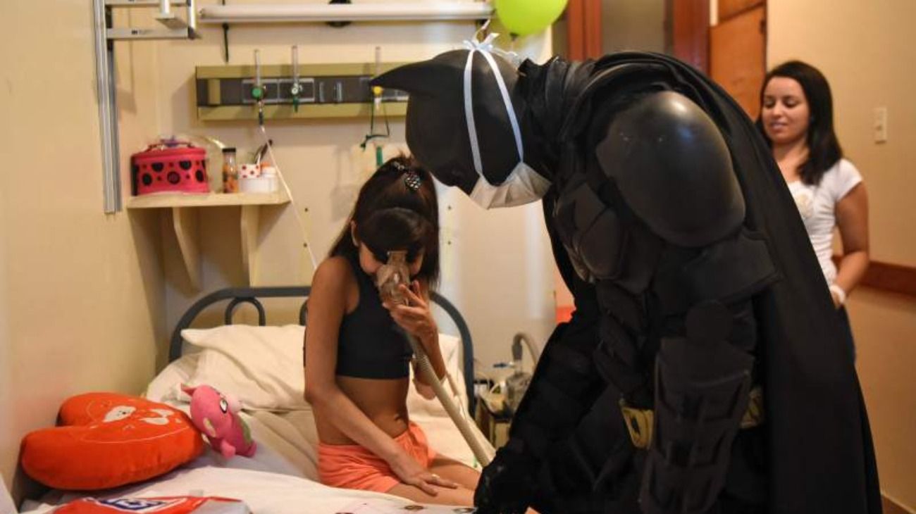 El Batman Solidario de La Plata realiza su misión en el Hospital de Niños desde el 2 de abril de 2013, fecha en la que la capital provincial vivió una de las mayores inundaciones de las que se tiene registro. 