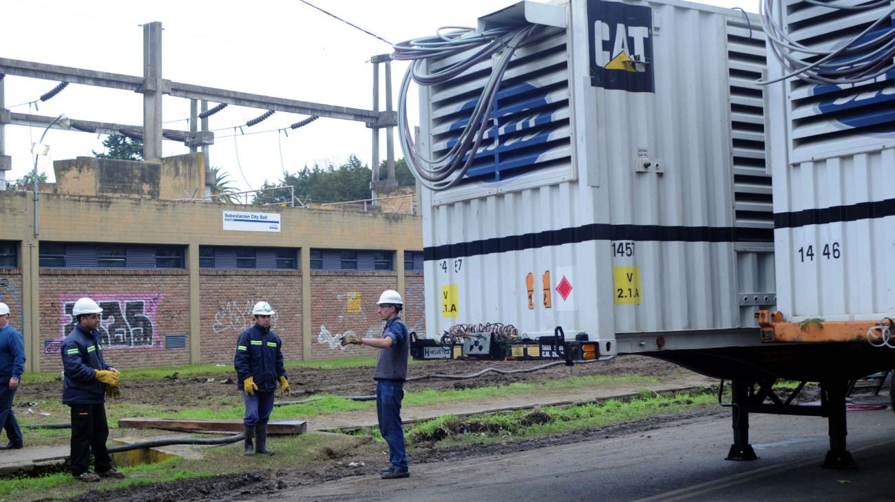 La Plata. La empresa está poniendo generadores para restaurar el servicio de luz.