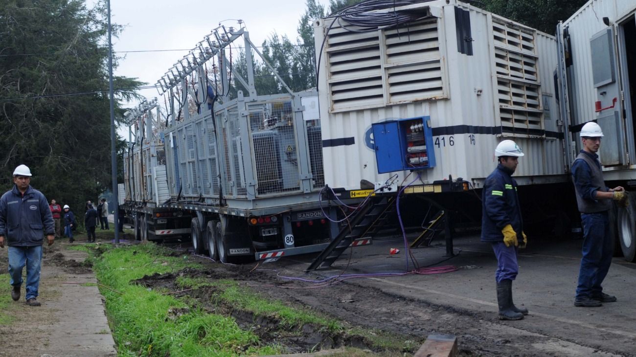 La Plata. La empresa está poniendo generadores para restaurar el servicio de luz.