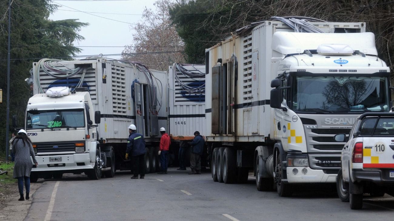 La Plata. La empresa está poniendo generadores para restaurar el servicio de luz.