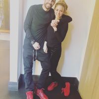 Los hijos de Shakira acarician tiburones