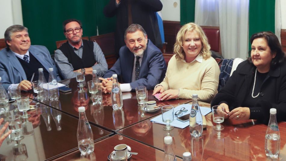 Caserio junto a los senadores del PJ