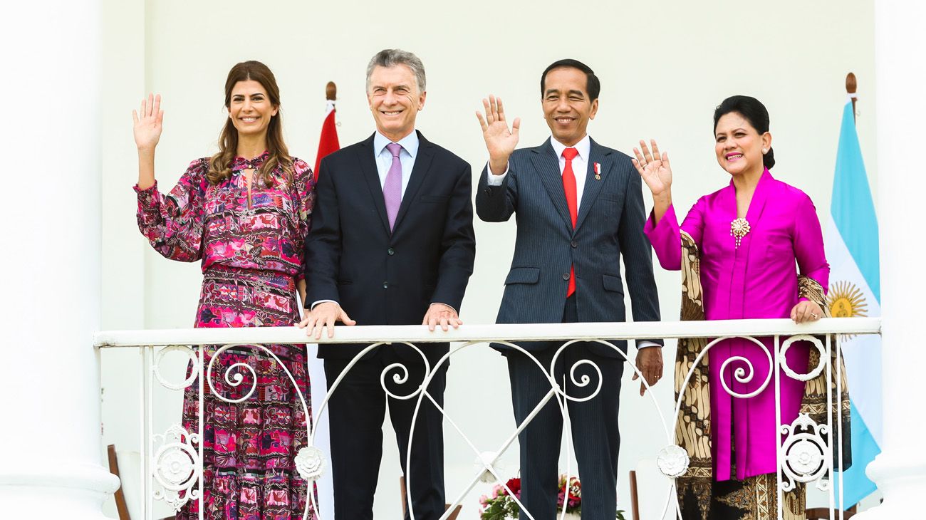 Juliana Awada y el presidente argentino Mauricio Macri fueron recibidos por su par de Indonesia, Joko Widodo, y su esposa, Iriana Jokowi.