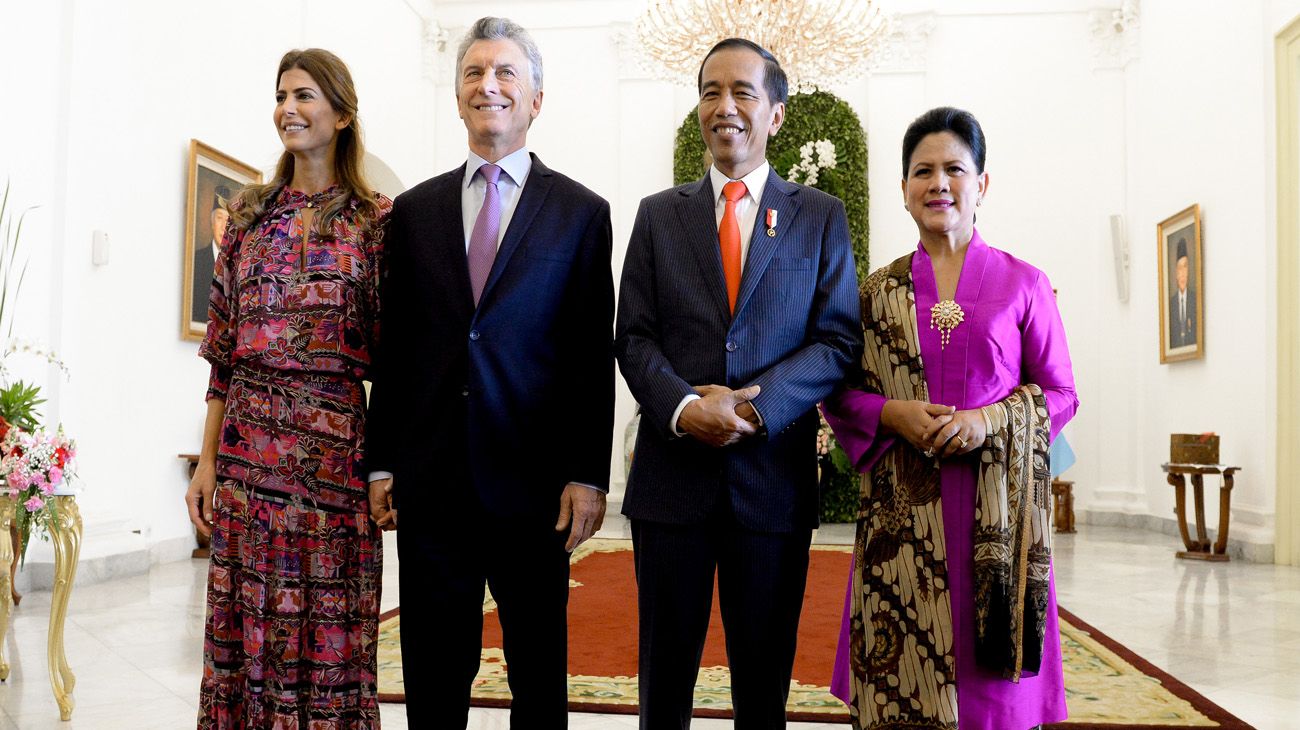 Juliana Awada y el presidente argentino Mauricio Macri fueron recibidos por su par de Indonesia, Joko Widodo, y su esposa, Iriana Jokowi.