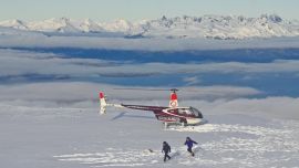 Aterrizamos en la cima plana del cerro Le Cloche para caminar por un terreno de grandes rocas nevadas como por una terraza.