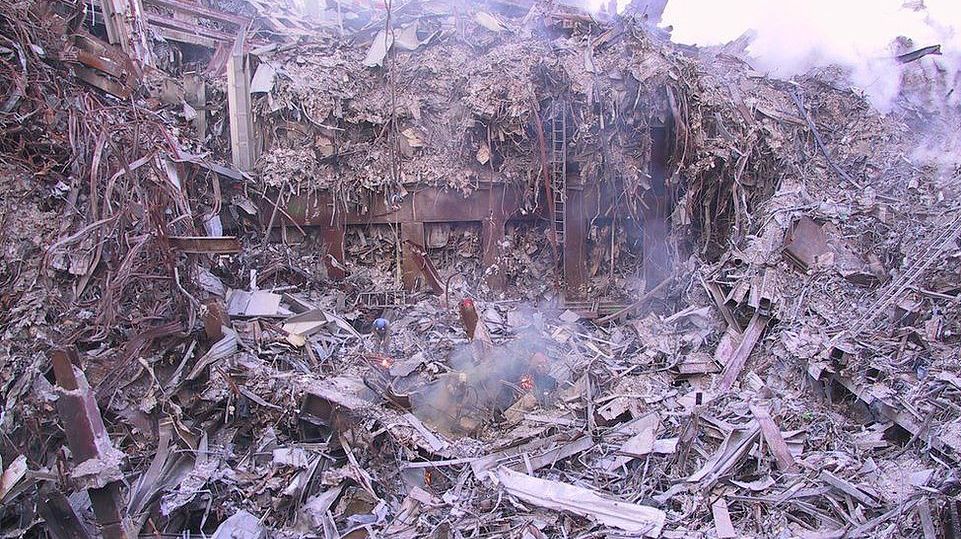 Los ataques del 11 de septiembre cobraron la vida de casi 3,000 personas, luego de que cuatro aviones comerciales secuestrados volaran hacia las torres Norte y Sur del World Trade Center, el Pentágono y un campo de Pensilvania.