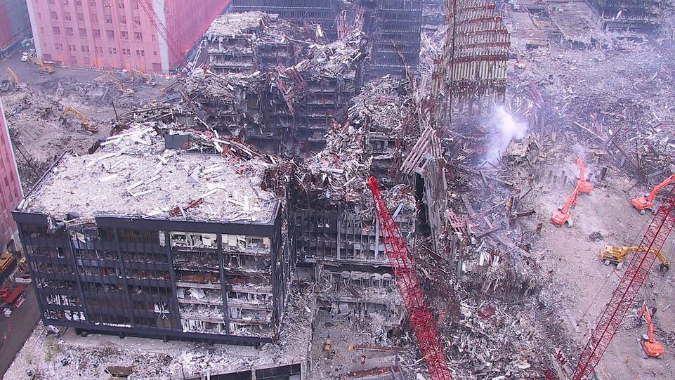 Los ataques del 11 de septiembre cobraron la vida de casi 3,000 personas, luego de que cuatro aviones comerciales secuestrados volaran hacia las torres Norte y Sur del World Trade Center, el Pentágono y un campo de Pensilvania.