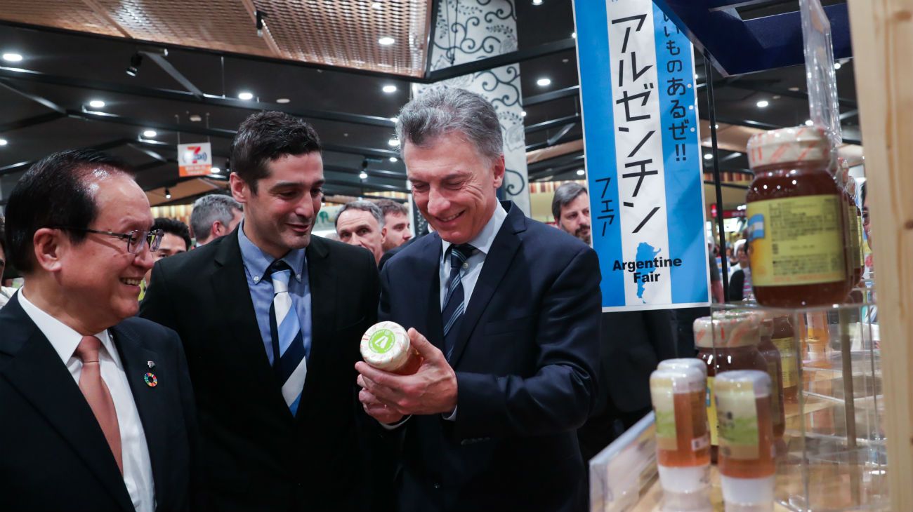 Mauricio Macri en Japón, se reunió con Shinzo Abe y visitó un supermercado que vende productos nacionales. 