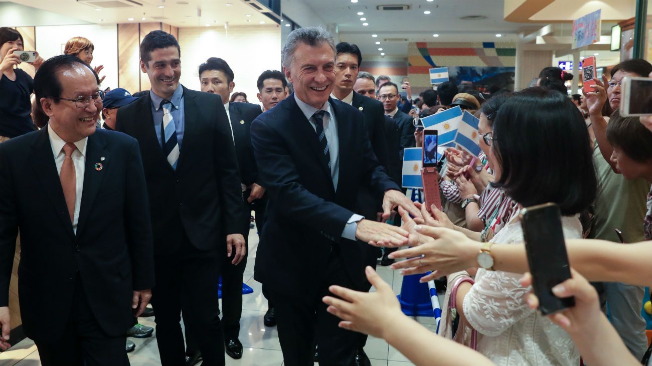 Mauricio Macri en Japón, se reunió con Shinzo Abe y visitó un supermercado que vende productos nacionales. 