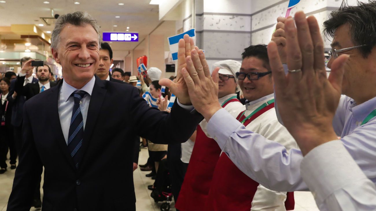 Mauricio Macri en Japón, se reunió con Shinzo Abe y visitó un supermercado que vende productos nacionales. 