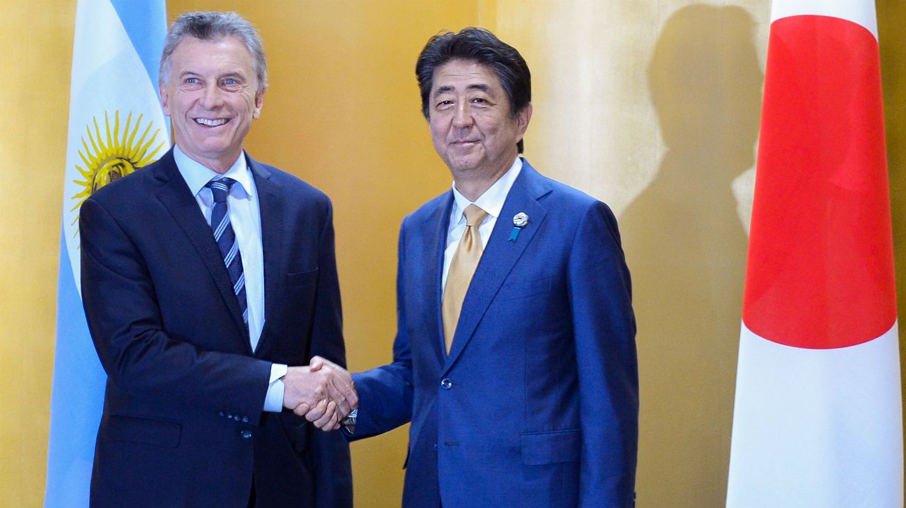 Mauricio Macri en Japón, se reunió con Shinzo Abe y visitó un supermercado que vende productos nacionales. 