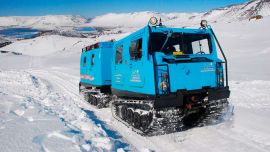 Partimos sobre un vehículo antártico con orugas para trepar la montaña hasta las termas de Copahue.